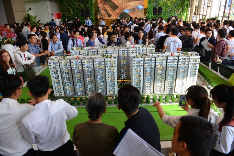 Rất đông khách hàng đến tìm hiểu và mua căn hộ ở dự án Him Lam Phú An.