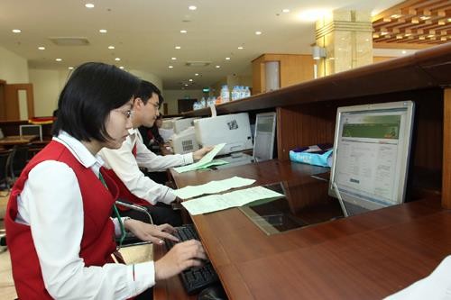 Nhập thông tin vào hệ thống đấu giá điện tử tại Sở Giao dịch Chứng khoán Hà Nội. Ảnh: TTXVN.