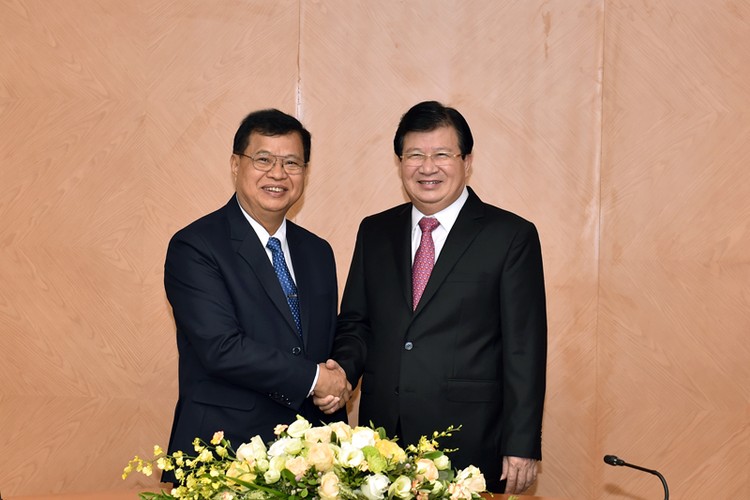 Phó Thủ tướng Trịnh Đình Dũng và Phó Chủ tịch Quốc hội Lào Somphan Phengkhammy. Ảnh: VGP