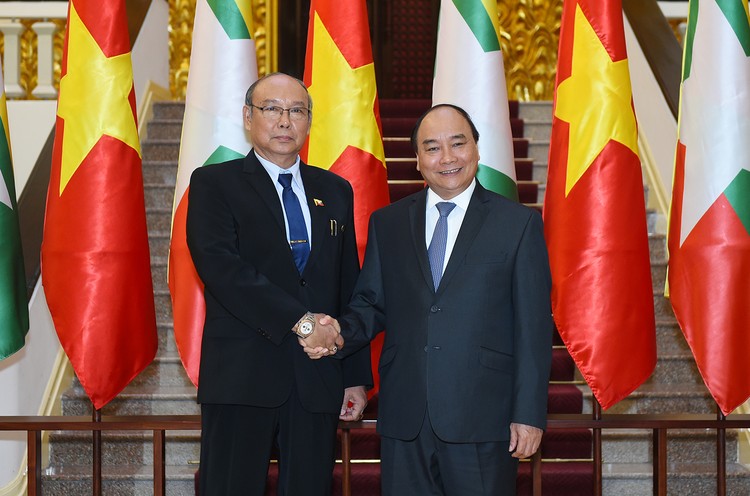  Thủ tướng Nguyễn Xuân Phúc và Chủ tịch Thượng viện kiêm Chủ tịch Quốc hội Liên bang Myanmar Mahn Win Khaing. Ảnh: VGP
