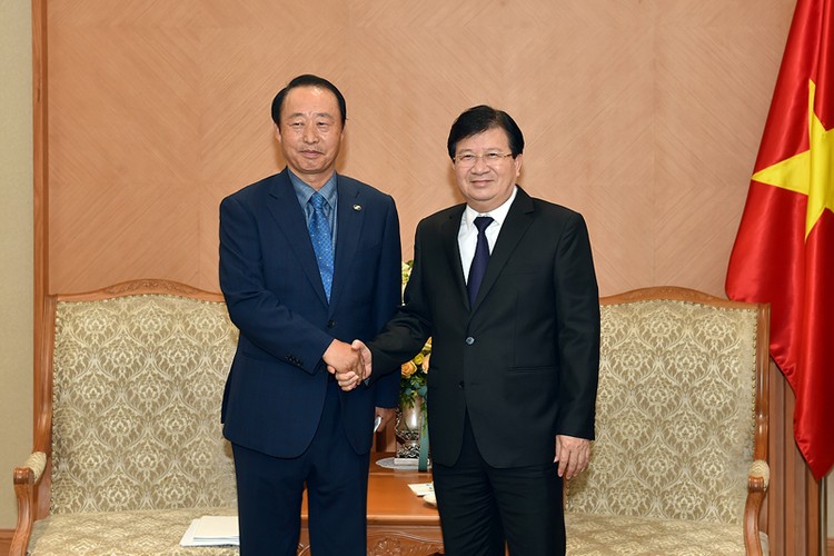 Phó Thủ tướng Trịnh Đình Dũng tiếp Chủ tịch, Tổng Giám đốc KOSPO Yoon Jong Keun. Ảnh: VGP