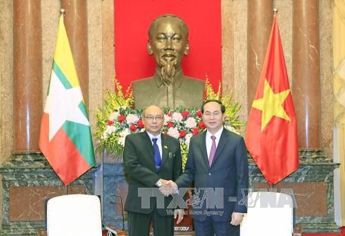 Chủ tịch nước Trần Đại Quang tiếp thân mật ông Mahn Win Khaing Than, Chủ tịch Quốc hội kiêm Chủ tịch Thượng viện Myanmar, đang có chuyến thăm chính thức Việt Nam. Ảnh: TTXVN