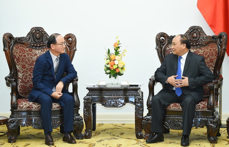 Thủ tướng Nguyễn Xuân Phúc tiếp Tổng Giám đốc Tổ hợp Samsung Việt Nam Han Myoung Sup. Ảnh: VGP