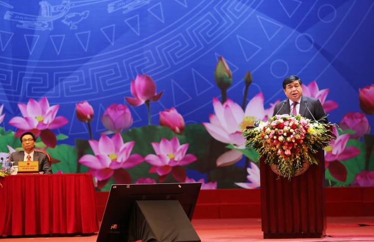 Bộ trưởng Bộ Kế hoạch và Đầu tư Nguyễn Chí Dũng báo cáo sơ kết một năm thực hiện Nghị quyết số 35/NQ-CP của Chính phủ về hỗ trợ và phát triển doanh nghiệp đến năm 2020 trong Hội nghị Thủ tướng Chính phủ với doanh nghiệp. Ảnh: Lê Tiên