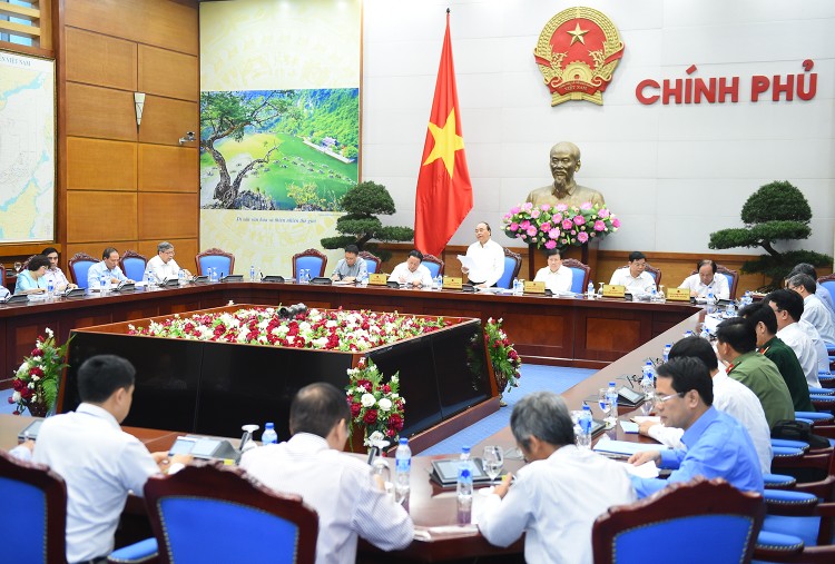 Thủ tướng Nguyễn Xuân phúc chủ trì cuộc họp lần thứ 8 của Ủy ban Quốc gia về biến đổi khí hậu. Ảnh: VGP