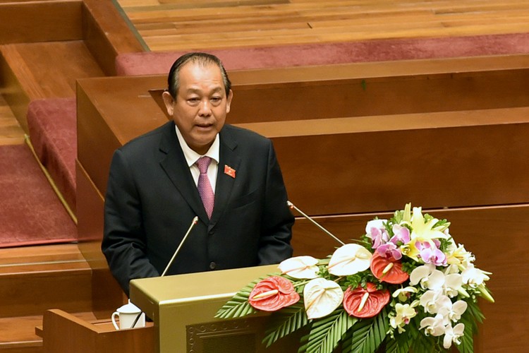 Phó Thủ tướng Chính phủ Trương Hòa Bình thay mặt Chính phủ trình bày trước Quốc hội. Ảnh: VGP