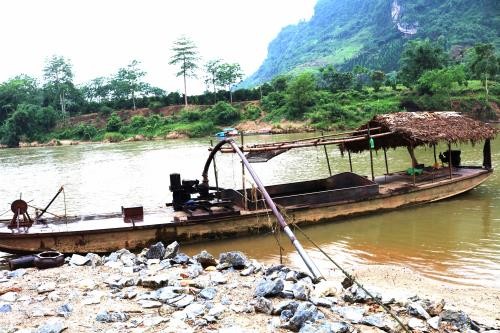 Các tàu, thuyền hút cát trái phép trên sông Lô đoạn qua thị trấn Vĩnh Tuy, huyện Bắc Quang. Ảnh: TTXVN.