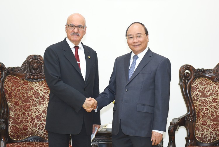 Thủ tướng Nguyễn Xuân Phúc tiếp Tổng giám đốc OFID, ông Suleiman Jasir Al-Herbish. Ảnh: VGP