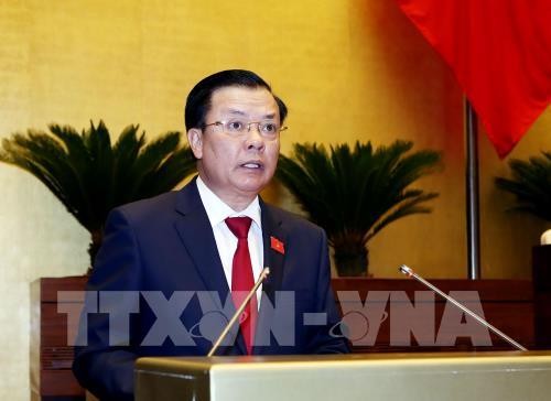 Bộ trưởng Bộ Tài chính Đinh Tiến Dũng trình bày Tờ trình dự án Luật quản lý nợ công (sửa đổi). Ảnh: TTXVN