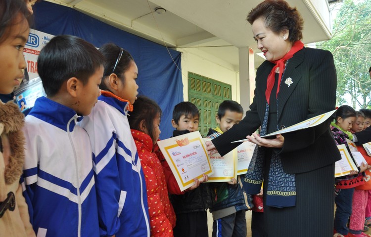 Bà Nguyễn Thị Nga – Chủ tịch SeABank trao học bổng cho các em học sinh nghèo xã Ân Nghĩa, huyện Lạc Sơn, Hòa Bình.