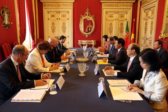 Phó Thủ tướng, Bộ trưởng Ngoại giao Phạm Bình Minh hội đàm với Bộ trưởng Ngoại giao Bồ Đào Nha Augusto Santos Silva. Ảnh: BNG