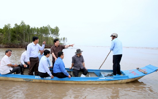 Phó Thủ tướng Trịnh Đình Dũng kiểm tra tình trạng sạt lở, xâm thực bờ biển tại xã Khánh Tiến, huyện U Minh, tỉnh Cà Mau. Ảnh: VGP