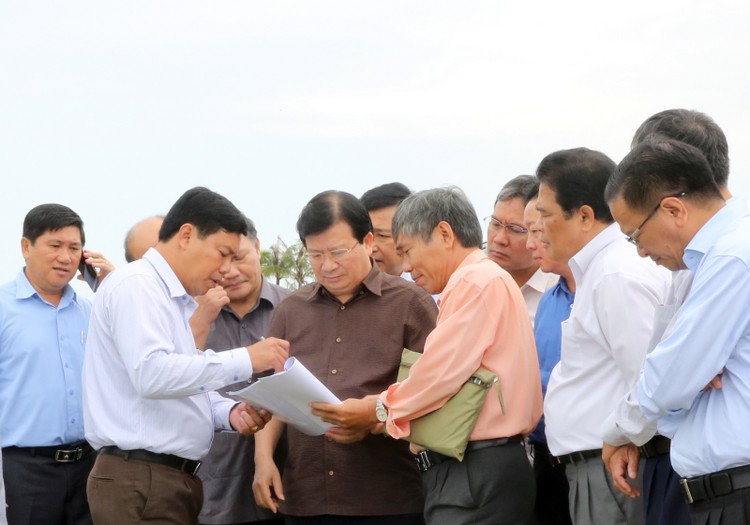 Phó Thủ tướng Trịnh Đình Dũng nghe báo cáo tình hình triển khai xây dựng một số đoạn đê, kè biển tại Cà Mau. Ảnh: VGP