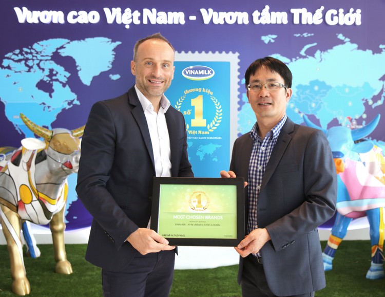 Đại diện của Kantar World Panel trao chứng nhận “Thương hiệu số 1 Việt Nam” cho Ông Phan Minh tiên – Giám đốc điều hành Vinamilk.