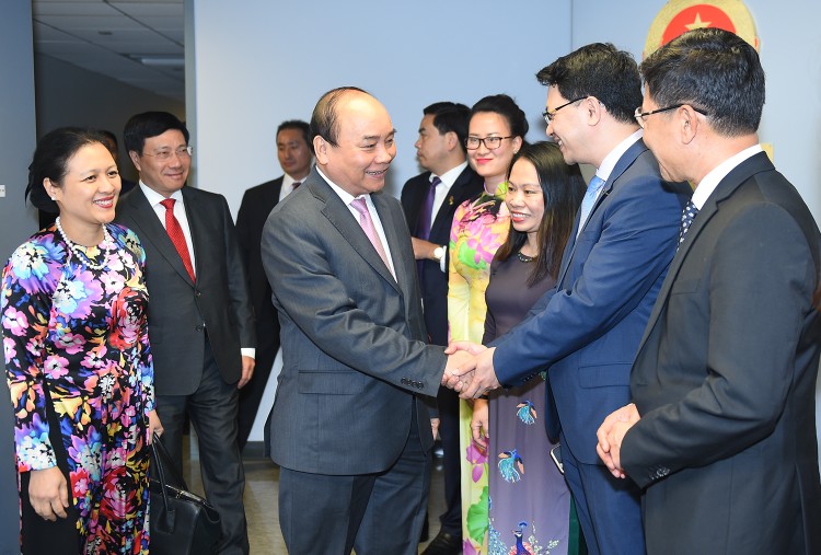 Cán bộ, nhân viên Phái đoàn Thường trực Việt Nam tại Liên Hợp Quốc chào đón Thủ tướng và Đoàn cấp cao Việt Nam. Ảnh: VGP