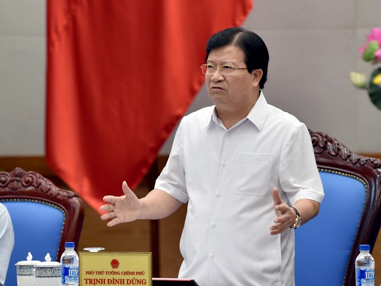 Phó Thủ tướng Trịnh Đình Dũng yêu cầu Chủ tịch UBND các tỉnh, thành phố ven biển chỉ đạo quyết liệt để ngăn chặn, hạn chế tàu cá vi phạm và chịu trách nhiệm trước Thủ tướng Chính phủ. Ảnh: VGP