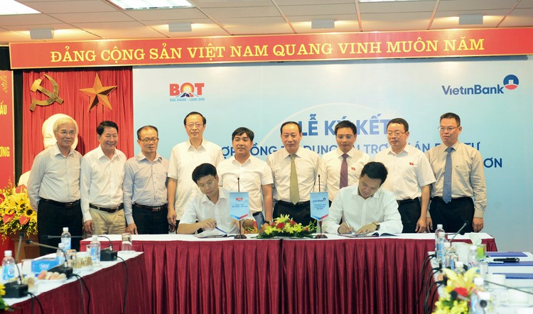 Đại diện VietinBank TP. Hà Nội ký kết Hợp đồng tín dụng với Công ty Cổ phần BOT Bắc Giang Lạng Sơn.