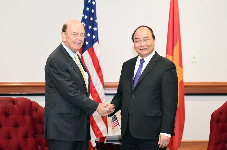Thủ tướng Nguyễn Xuân Phúc và Bộ trưởng Thương mại Hoa Kỳ Wilbur Ross. Ảnh: VGP
