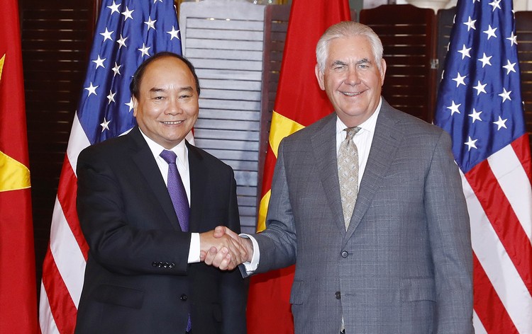Thủ tướng Nguyễn Xuân Phúc và Bộ trưởng Bộ Ngoại giao Hoa Kỳ Rex Tillerson. Ảnh: VGP