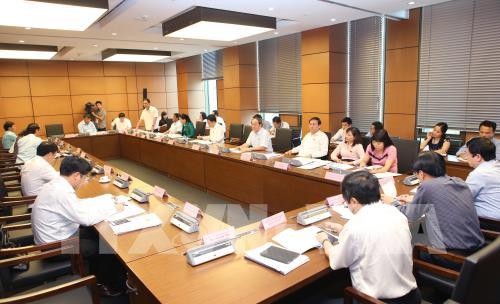 Ðoàn đại biểu Quốc hội các tỉnh Hải Dương, Lâm Đồng, Thừa Thiên-Huế và Điện Biên thảo luận ở tổ. Ảnh: TTXVN