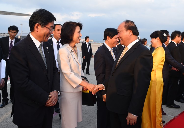 Đại diện Chính phủ Nhật Bản tiễn Thủ tướng Nguyễn Xuân Phúc, Phu nhân và Đoàn đại biểu cấp cao Việt Nam kết thúc chuyến thăm chính thức Nhật Bản, lên đường về nước. Ảnh: VGP