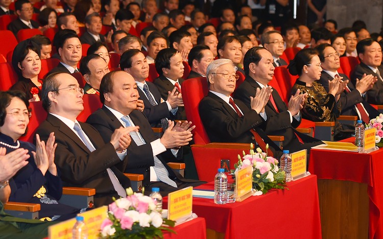 Lãnh đạo Đảng, Nhà nước và các đại biểu dự lễ tuyên dương điển hình tiên tiến. Ảnh: VGP