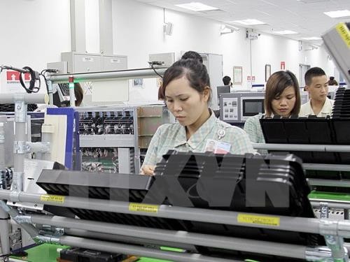 Dây chuyền sản xuất linh kiện điện thoại di động tại Samsung Thái Nguyên. Ảnh: TTXVN