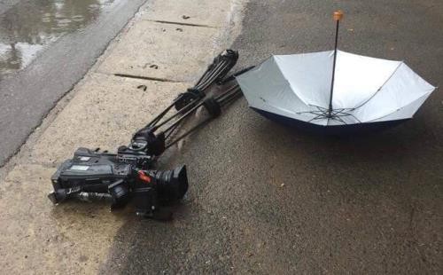 Xe ô tô đâm hỏng máy quay phim của phóng viên Đài Truyền hình Việt Nam. Ảnh: Soha