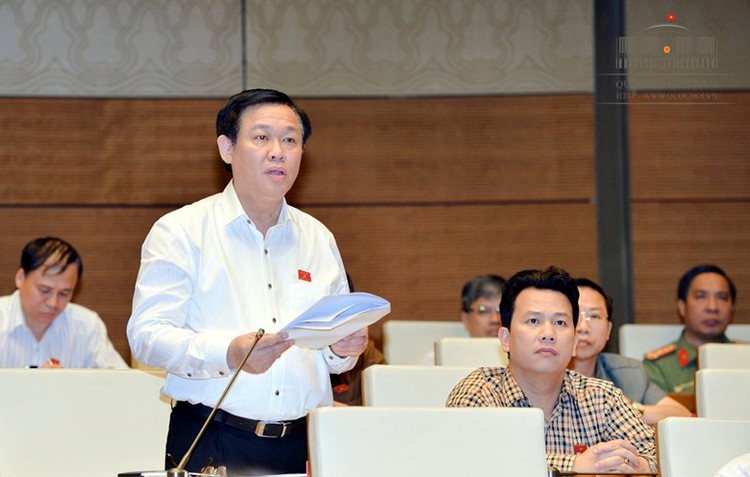 Phó Thủ tướng Vương Đình Huệ báo cáo bổ sung liên quan đến nguồn vốn đầu tư công. Ảnh: quochoi.vn