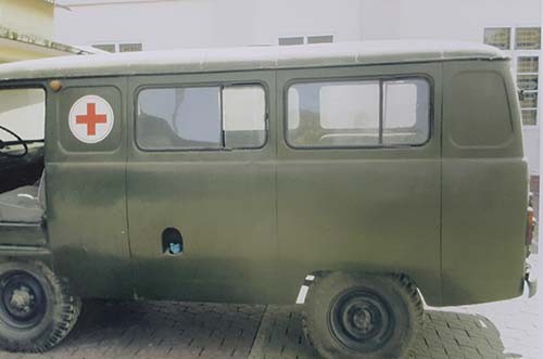 Xe cứu thương của trung tâm y tế huyện Thanh Chương (Nghệ An) nằm trong danh sách sẽ thanh lý. Ảnh: chụp lại.