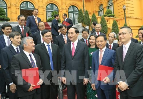 Chủ tịch nước Trần Đại Quang với các Đại sứ, Trưởng các Cơ quan đại diện Ngoại giao Việt Nam ở nước ngoài. Ảnh: TTXVN