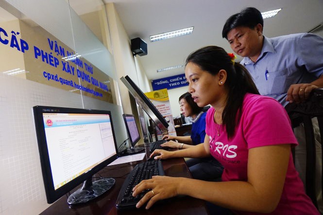 Người dân Q.8, TP.HCM đăng ký cấp phép xây dựng qua mạng tại trụ sở UBND Q.8 trên trang web cpxd.quan8.hochiminhcity.gov.vn - Ảnh: Tuổi trẻ