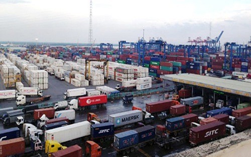 Kẹt ở cảng trong nước do hạn chế lưu lượng giao thông trong giờ cao điểm và do lắp đặt thêm trạm thu phí ở khu vực cảng.