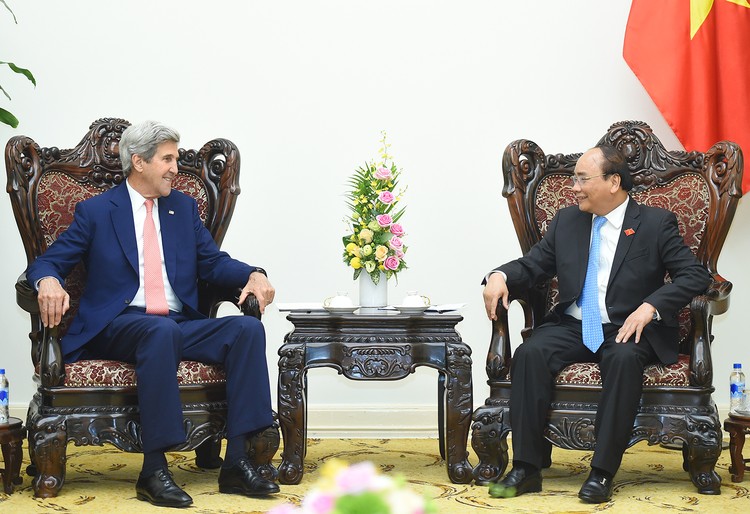 Thủ tướng Nguyễn Xuân Phúc tiếp cựu Ngoại trưởng Hoa Kỳ John Kerry, đang có chuyến thăm và làm việc tại Việt Nam. Ảnh: VGP