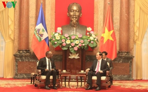 Chủ tịch nước Trần Đại Quang tiếp Chủ tịch Thượng viện Cộng hòa Haiti Youri Latortue đang ở thăm chính thức Việt Nam. Ảnh: VOV