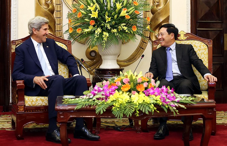 Phó Thủ tướng, Bộ trưởng Bộ Ngoại giao Phạm Bình Minh tiếp cựu Ngoại trưởng Hoa Kỳ John Kerry. Ảnh: VGP