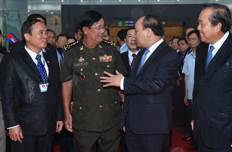 Thủ tướng Nguyễn Xuân Phúc, Phó Thủ tướng Trương Hòa Bình đón Thủ tướng Vương quốc Campuchia Hun Sen trong điều kiện trời mưa khá lớn tại Bình Dương. Ảnh: VGP