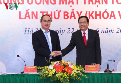 Ông Nguyễn Thiện Nhân (trái) và tân Chủ tịch MTTQ Việt Nam Trần Thanh Mẫn.