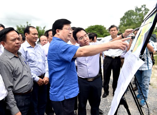 Phó Thủ tướng Trịnh Đình Dũng thị sát vị trí xây dựng cầu Đại Ngãi. Ảnh: VGP