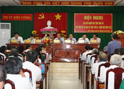 Đoàn đại biểu Quốc hội đơn vị tỉnh Long An tiếp xúc với cử tri thị xã Kiến Tường. Ảnh: VGP