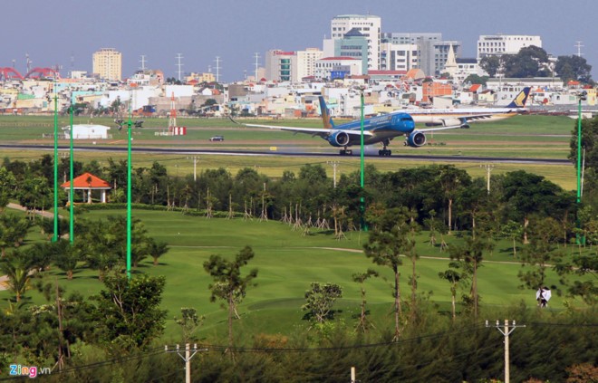 Nhà ga sân bay Tân Sơn nhất sẽ được mở rộng trong khi chờ triển khai sân bay Long Thành. 