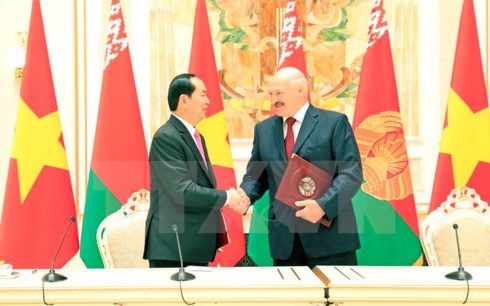 Chủ tịch nước Trần Đại Quang và Tổng thống Belarus Alexander Lukashenko tại Lễ ký Tuyên bố chung Về phát triển toàn diện và sâu rộng giữa Cộng hòa xã hội chủ nghĩa Việt Nam và Cộng hòa Belarus. Ảnh: TTXVN