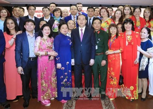 Chủ tịch nước Trần Đại Quang và Phu nhân cùng đại diện cộng đồng, doanh nghiệp và lưu học sinh Việt Nam đang sinh sống, kinh doanh, học tập tại Nga trong buổi gặp mặt.