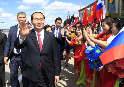 Chủ tịch nước Trần Đại Quang và Phu nhân gặp gỡ kiều bào tại sân bay Vnukovo. Ảnh: Nhan Sáng - TTXVN