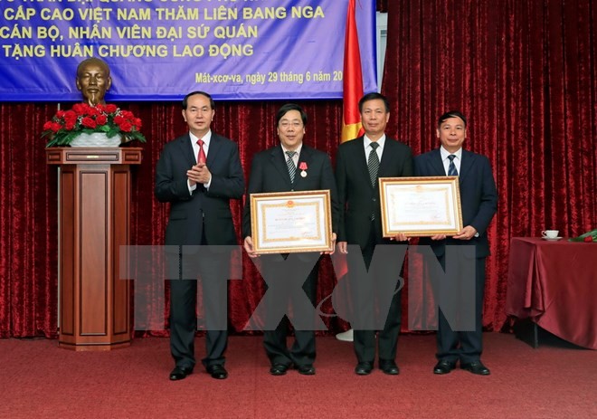 Chủ tịch nước Trần Đại Quang trao tặng Huân chương Lao động hạng Nhất cho Đại sứ Nguyễn Thanh Sơn và Huân chương Lao động hạng Nhì cho Đại sứ quán Việt Nam tại Liên bang Nga. Ảnh: TTXVN
