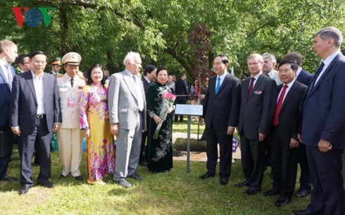 Chủ tịch nước Trần Đại Quang dâng hoa tại Tượng đài Bác Hồ ở Moscow. Ảnh: VOV