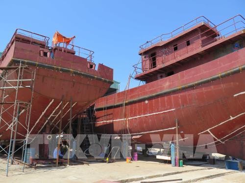 Hai tàu cá vỏ thép có công suất mỗi chiếc 900 CV đang được đóng mới tại Công ty cổ phần Thiên Hậu Phước, xã Tam Giang, huyện Núi Thành. Ảnh: TTXVN