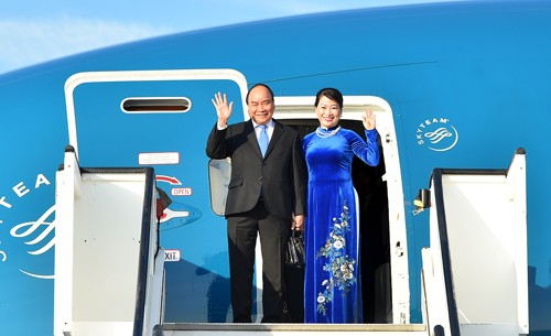 Thủ tướng và Phu nhân rời máy bay. Ảnh: VGP