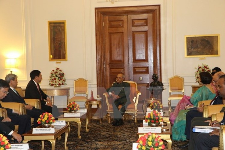 Tổng thống Ấn Độ Pranab Mukherjee tiếp Phó Thủ tướng, Bộ trưởng Bộ Ngoại giao Phạm Bình Minh, ngày 4/7. (Ảnh: TTXVN)