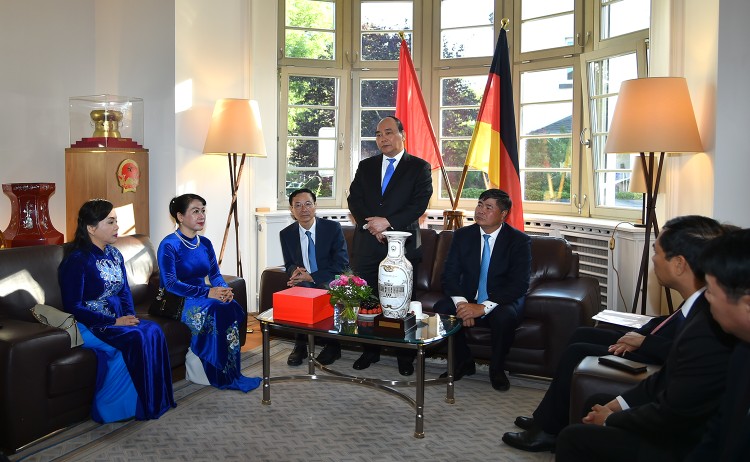 Thủ tướng Nguyễn Xuân Phúc tới thăm cán bộ, nhân viên Tổng Lãnh sự quán Việt Nam tại thành phố Frankfurt. Ảnh: VGP